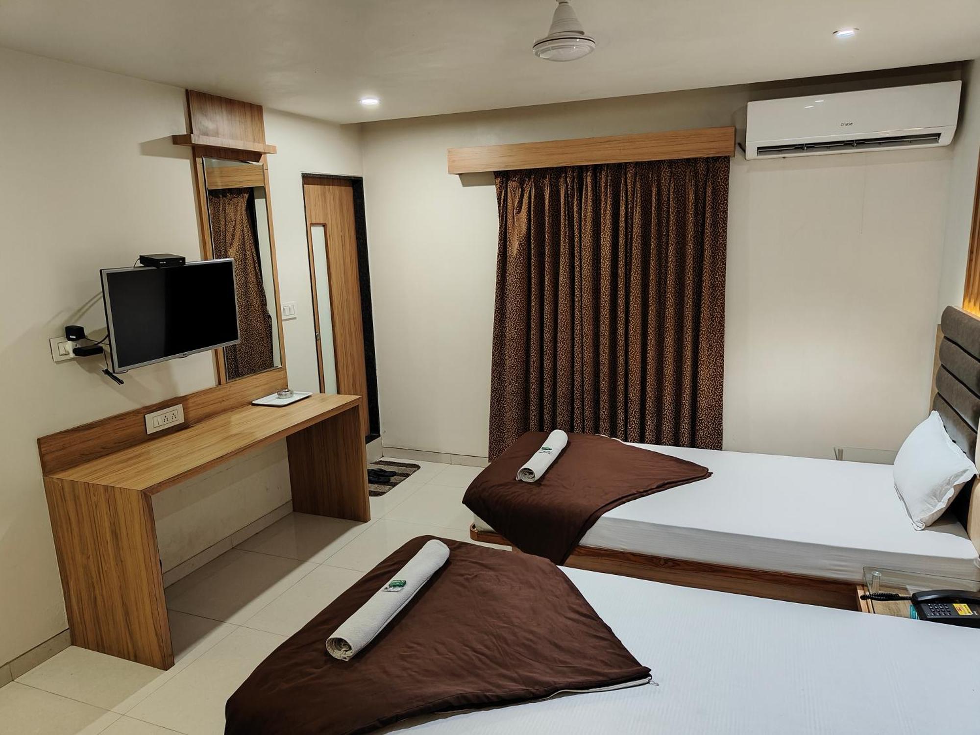 Hotel Sahyog&Rooms Surat Exterior foto