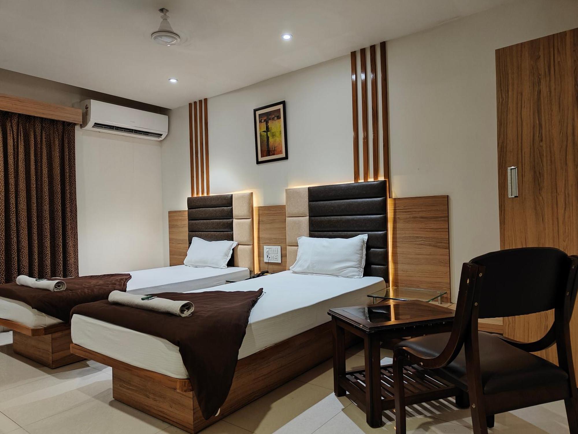 Hotel Sahyog&Rooms Surat Exterior foto