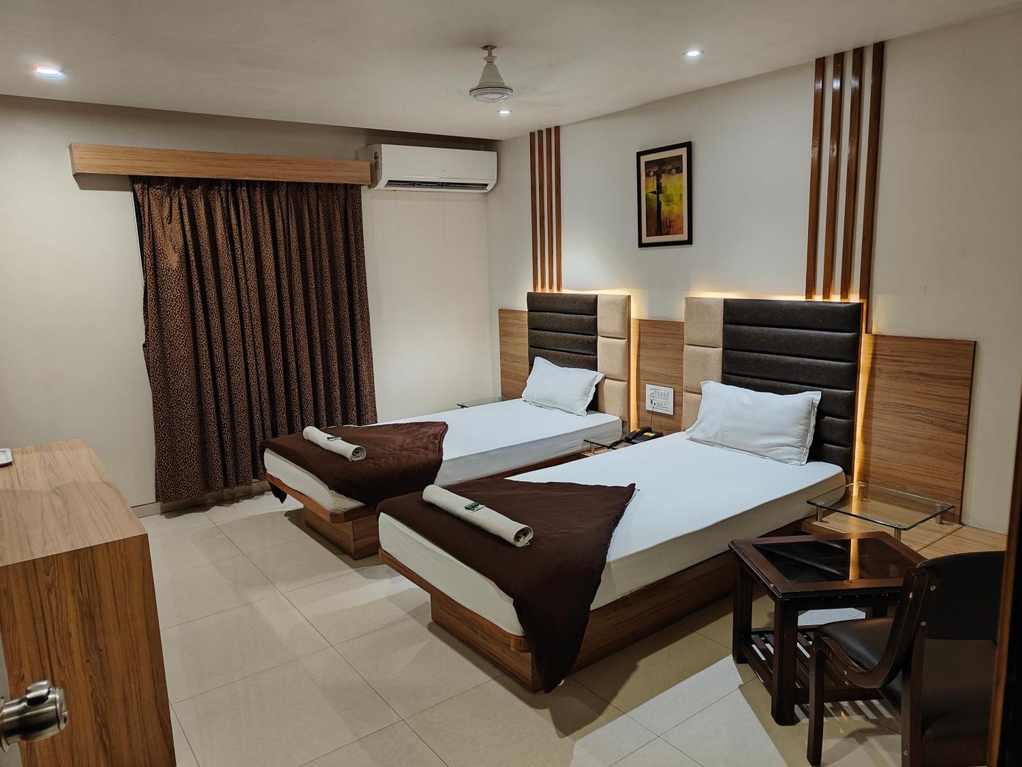 Hotel Sahyog&Rooms Surat Exterior foto